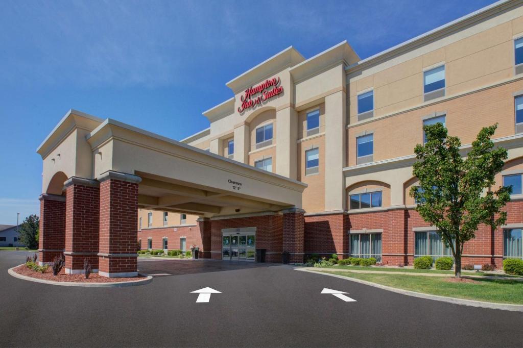 eine Darstellung der Vorderseite eines Hotels in der Unterkunft Hampton Inn and Suites Flint/Grand Blanc in Flint