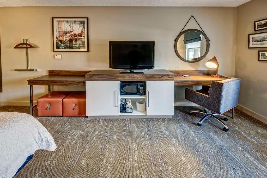 Hampton Inn & Suites Fort Myers Estero - King Room With King Bed - Non-Smoking
