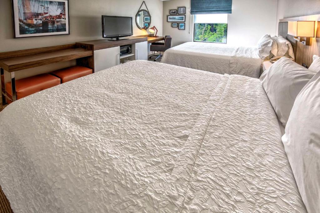 Hampton Inn & Suites Fort Myers Estero - Room With Two Queen Beds - Non-Smoking
