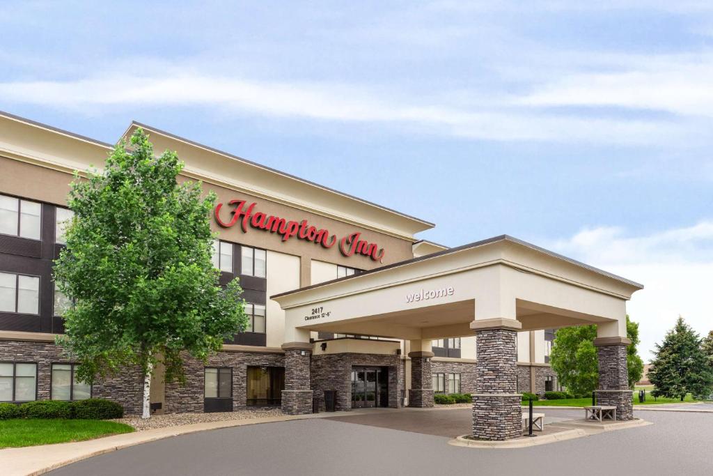 a rendering of the front of a cranberry inn at Hampton Inn Sioux Falls in Hayward Addition