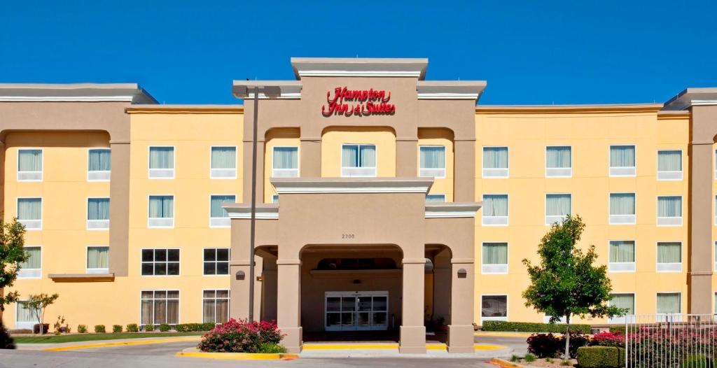 uma representação da frente de um hotel em Hampton Inn & Suites Fort Worth-West-I-30 em Fort Worth