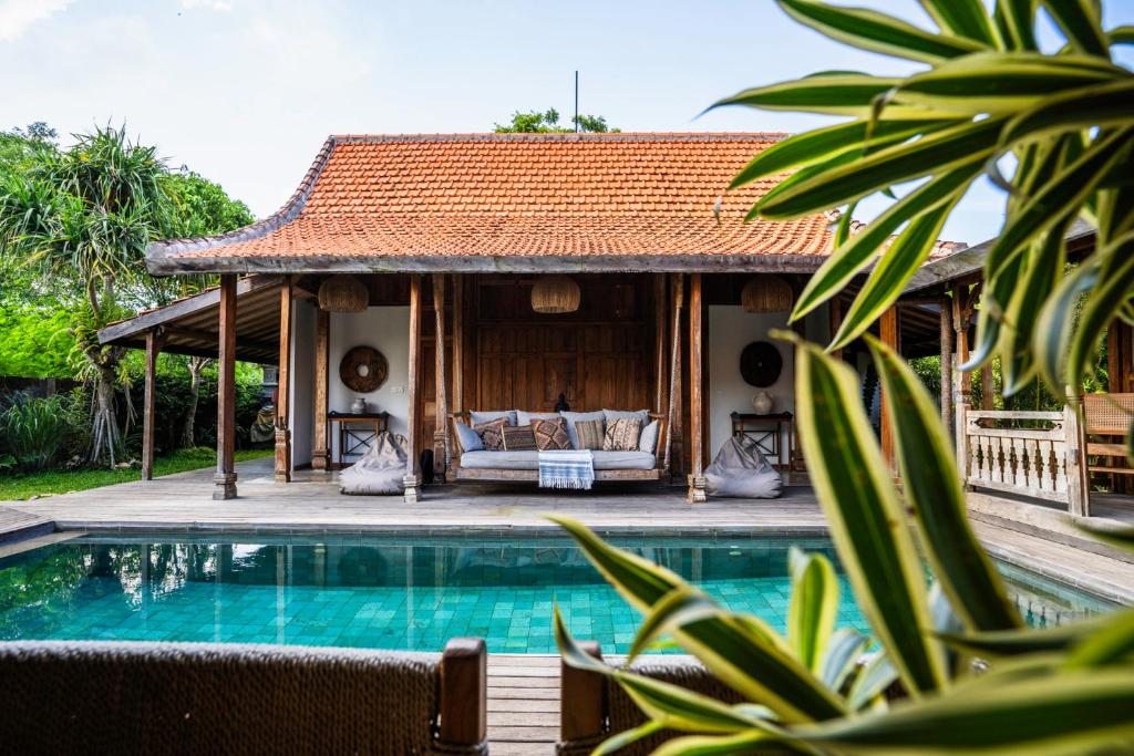 Villa con piscina frente a una casa en The Padang Villa Uluwatu en Uluwatu