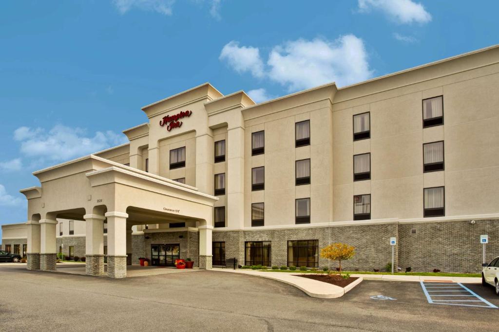 eine Darstellung der Vorderseite eines Hotels in der Unterkunft Hampton Inn Ft Wayne in Fort Wayne