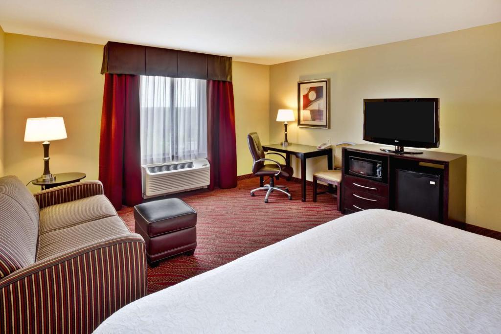 Hampton Inn Ft Wayne - King Studio Suite With Sofa Bed - Non-Smoking