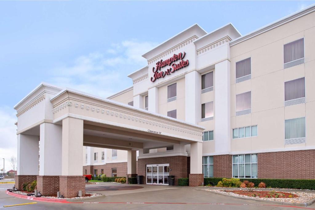 Hampton Inn & Suites Greenville في غرينفيل: تقديم واجهة لفندق هوليداي إن سريع