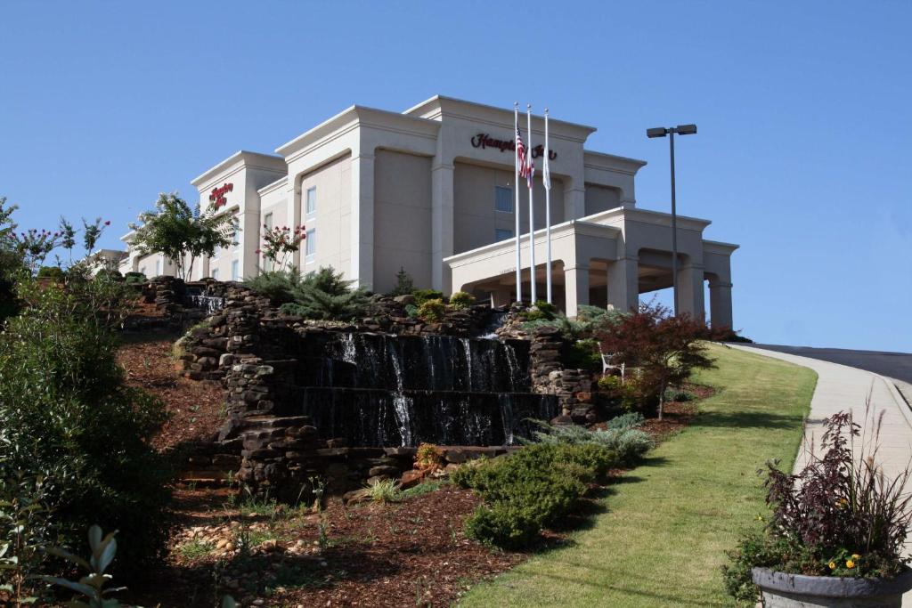 ガンターズヴィルにあるHampton Inn Guntersvilleの滝の前の建物