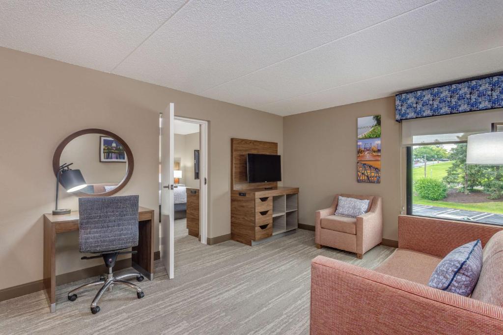 Hampton Inn Harrisburg-East/Hershey - 一居室女王套房配沙发床 - 不吸烟