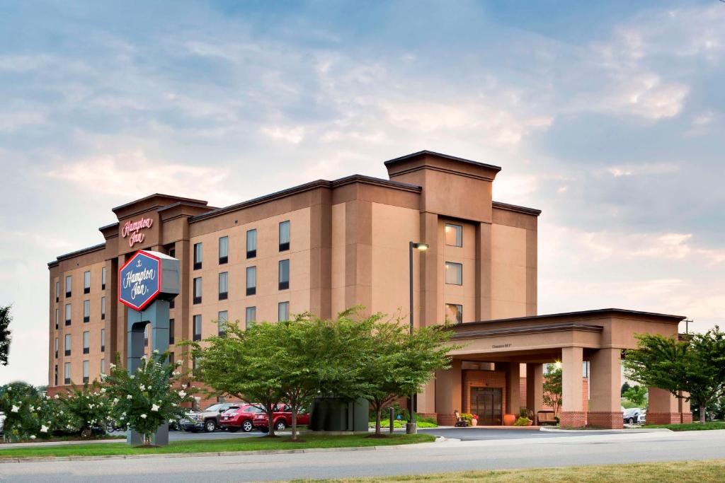 a hotel building with a sign in front of it at Hampton Inn Harrisonburg South in Harrisonburg
