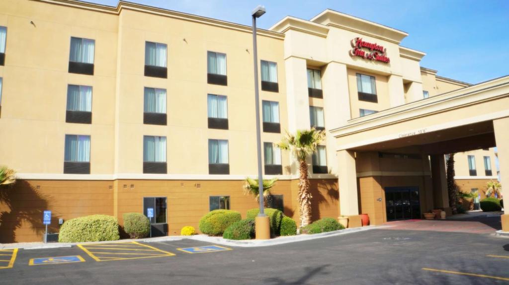 un hotel con un estacionamiento delante de él en Hampton Inn & Suites Kingman en Kingman