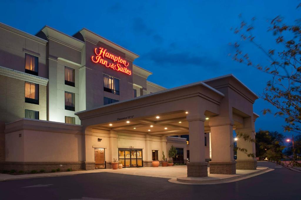 un hotel con un cartel que dice hampton inn y suites en Hampton Inn and Suites Indianapolis-Fishers en Fishers