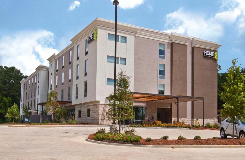 um hotel com um carro estacionado em frente em Home2 Suites by Hilton Ridgeland em Ridgeland