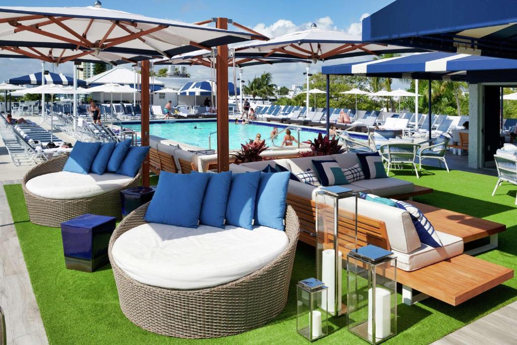 Bazén v ubytování Bahia Mar Fort Lauderdale Beach - DoubleTree by Hilton nebo v jeho okolí