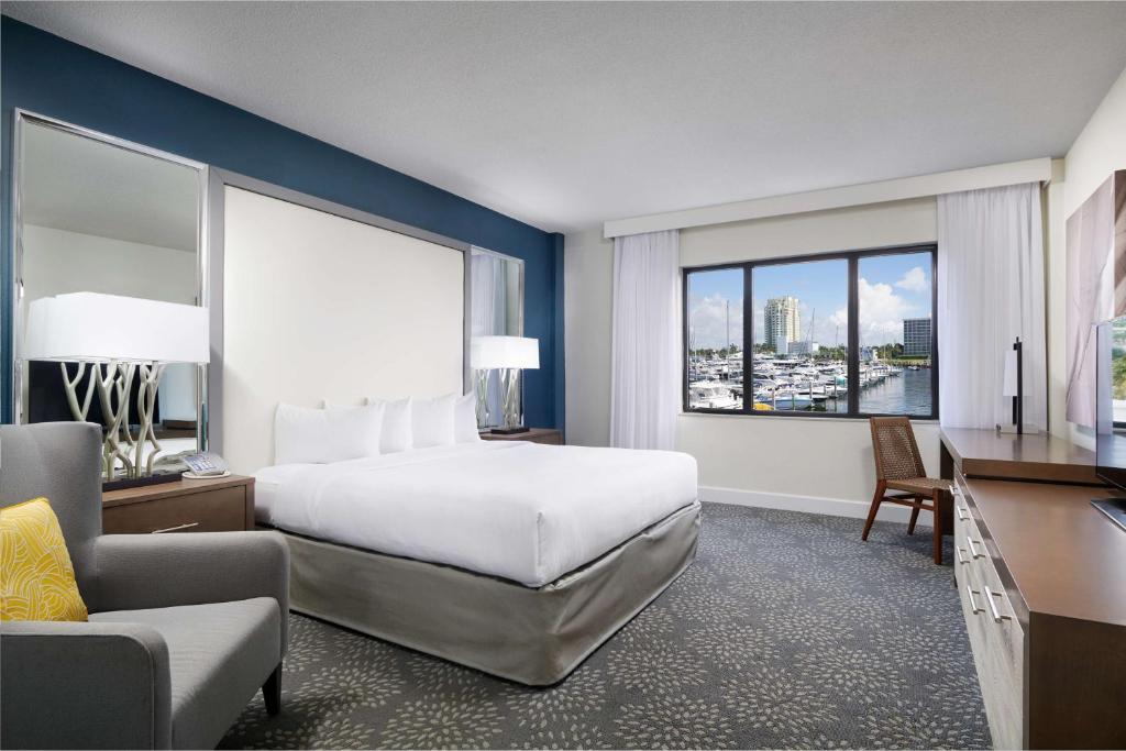Postel nebo postele na pokoji v ubytování Bahia Mar Fort Lauderdale Beach - DoubleTree by Hilton