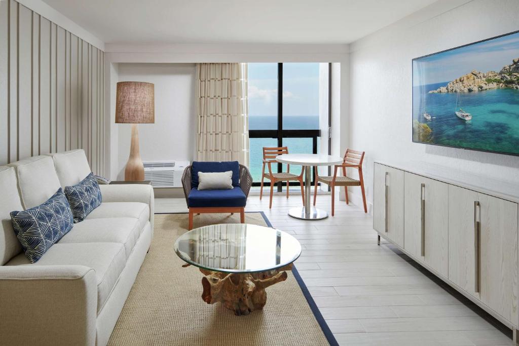 Posezení v ubytování Bahia Mar Fort Lauderdale Beach - DoubleTree by Hilton