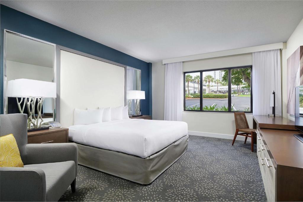 Postel nebo postele na pokoji v ubytování Bahia Mar Fort Lauderdale Beach - DoubleTree by Hilton