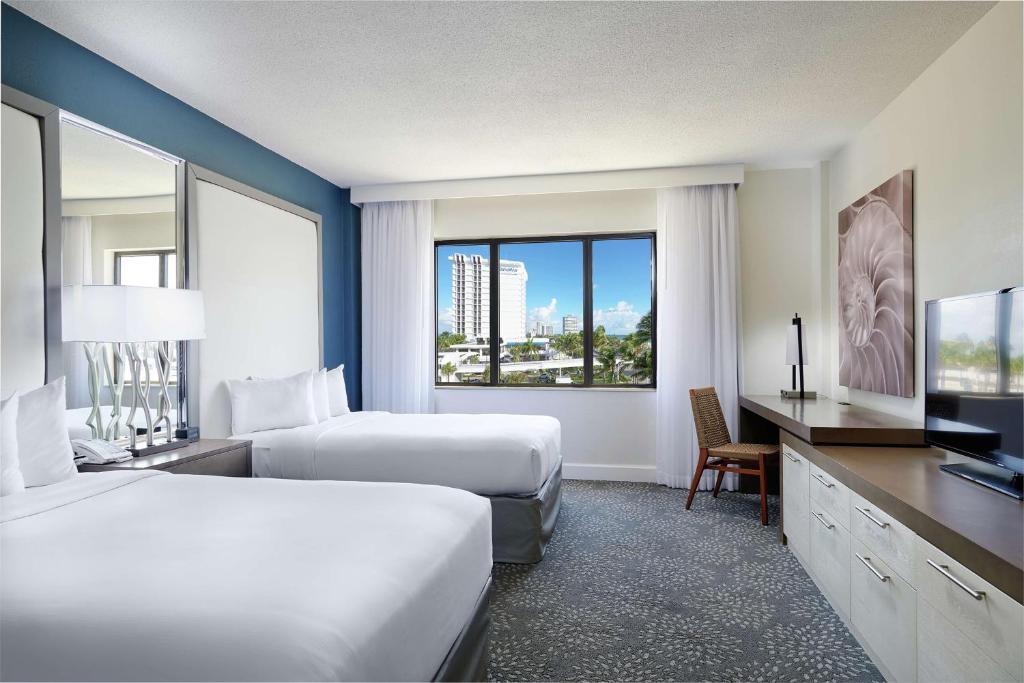 Postel nebo postele na pokoji v ubytování Bahia Mar Fort Lauderdale Beach - DoubleTree by Hilton