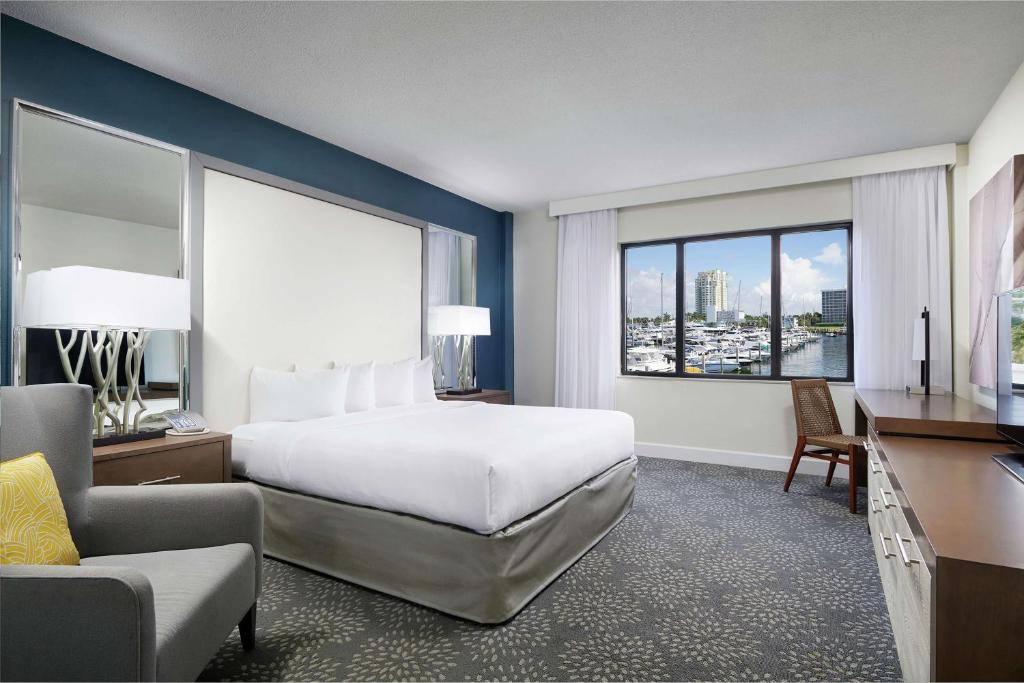 Postel nebo postele na pokoji v ubytování Bahia Mar Fort Lauderdale Beach - DoubleTree by Hilton