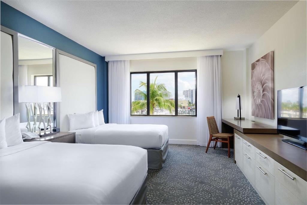 Postel nebo postele na pokoji v ubytování Bahia Mar Fort Lauderdale Beach - DoubleTree by Hilton