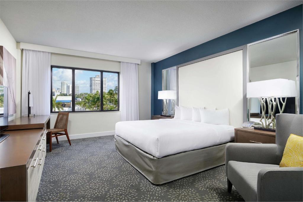Postel nebo postele na pokoji v ubytování Bahia Mar Fort Lauderdale Beach - DoubleTree by Hilton