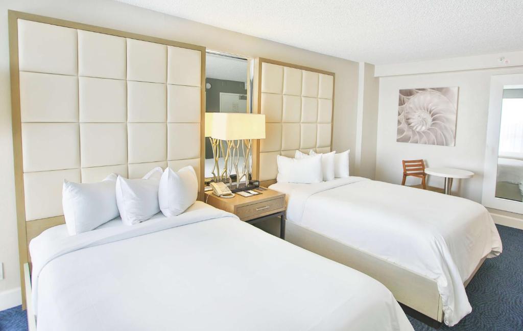 Postel nebo postele na pokoji v ubytování Bahia Mar Fort Lauderdale Beach - DoubleTree by Hilton