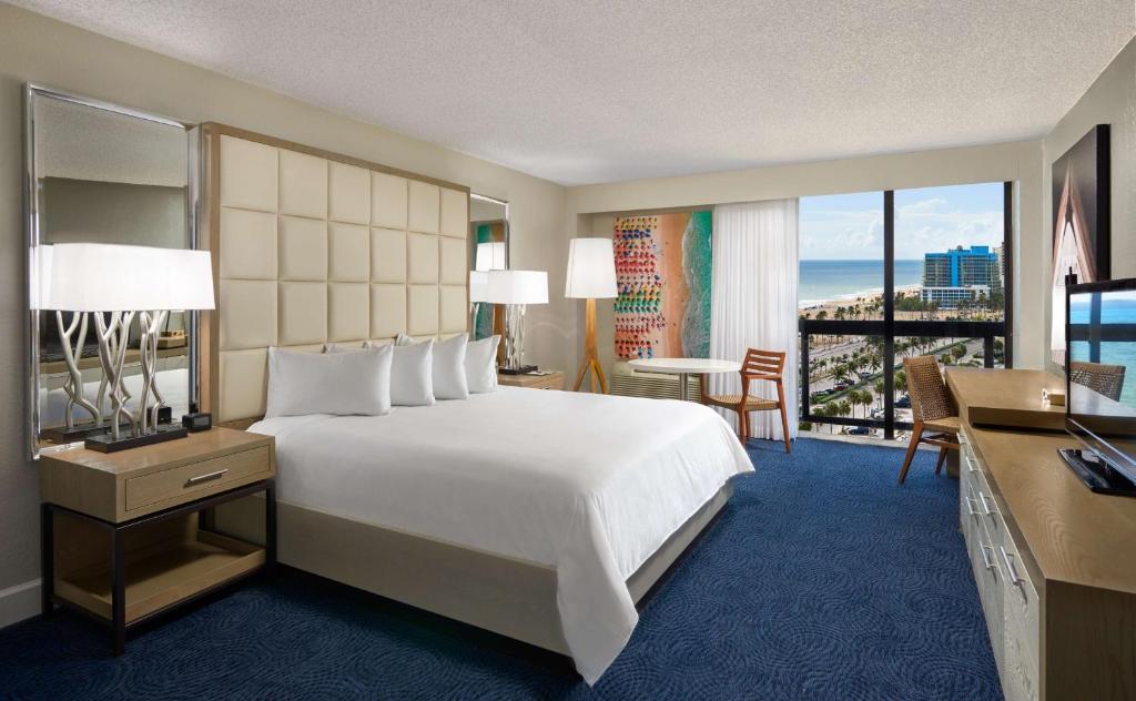 Postel nebo postele na pokoji v ubytování Bahia Mar Fort Lauderdale Beach - DoubleTree by Hilton