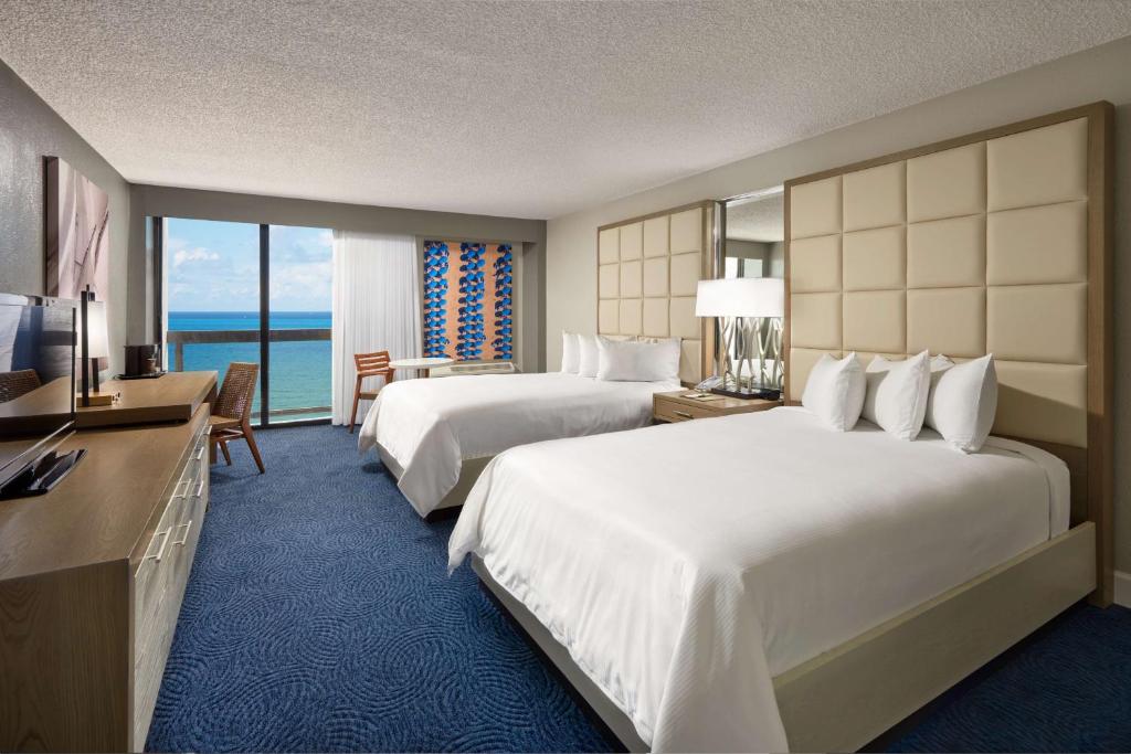 Postel nebo postele na pokoji v ubytování Bahia Mar Fort Lauderdale Beach - DoubleTree by Hilton