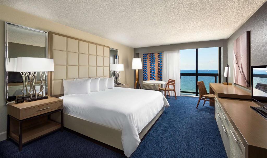 Postel nebo postele na pokoji v ubytování Bahia Mar Fort Lauderdale Beach - DoubleTree by Hilton