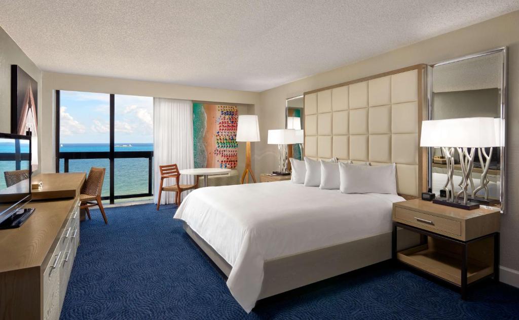 Postel nebo postele na pokoji v ubytování Bahia Mar Fort Lauderdale Beach - DoubleTree by Hilton
