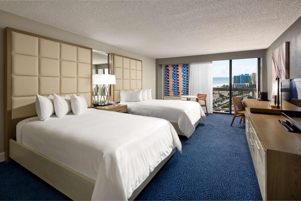 Postel nebo postele na pokoji v ubytování Bahia Mar Fort Lauderdale Beach - DoubleTree by Hilton