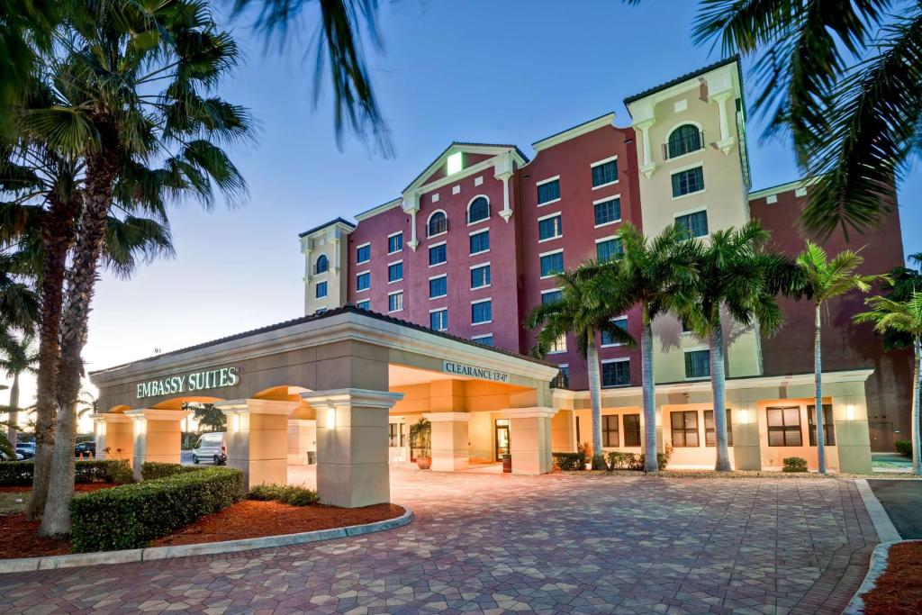 uma representação das suites da estalagem Hampton Anaheim em Embassy Suites Fort Myers - Estero em Estero