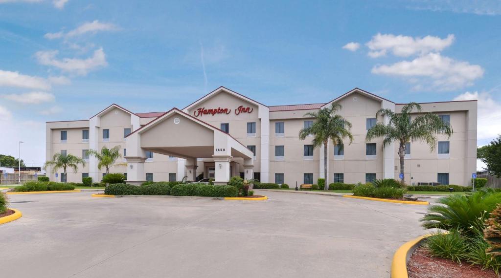 hotel z parkingiem przed nim w obiekcie Hampton Inn Houston-Deer Park Ship Area w mieście Deer Park