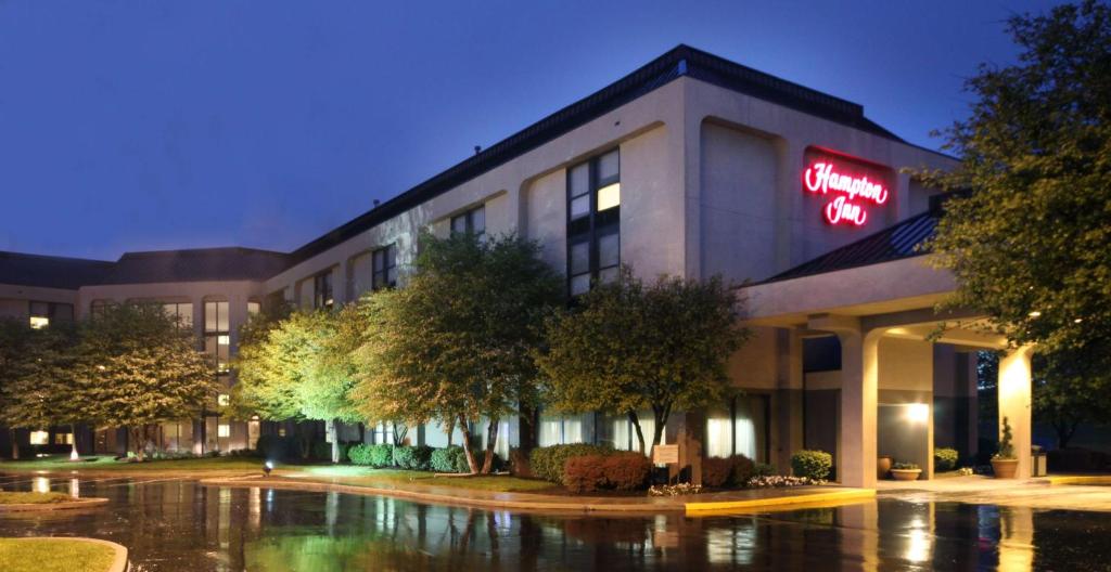 un hotel con un cartel en la parte delantera en Hampton Inn Indianapolis Northeast/Castleton, en Indianápolis