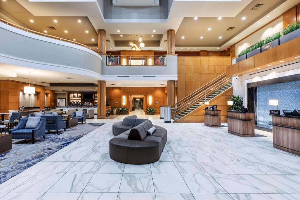 um lobby de um hotel com sofás e cadeiras em Embassy Suites by Hilton Houston-Energy Corridor em Houston