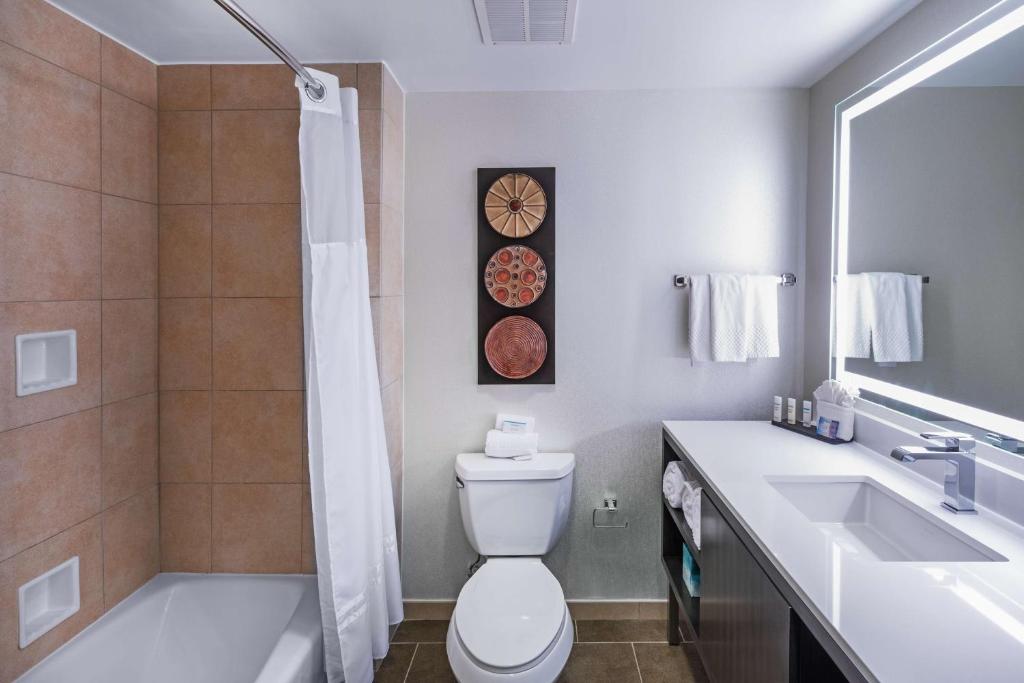 Embassy Suites by Hilton Houston-Energy Corridor photo