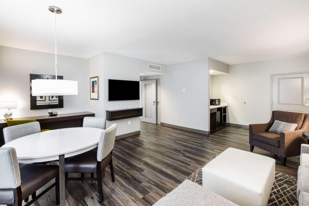 Embassy Suites by Hilton Houston-Energy Corridor photo