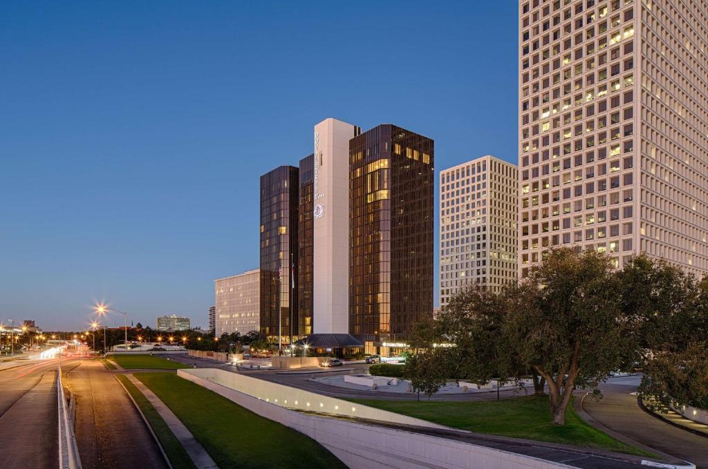 Blick auf eine Stadt mit hohen Gebäuden in der Unterkunft DoubleTree by Hilton Hotel Houston Greenway Plaza in Houston