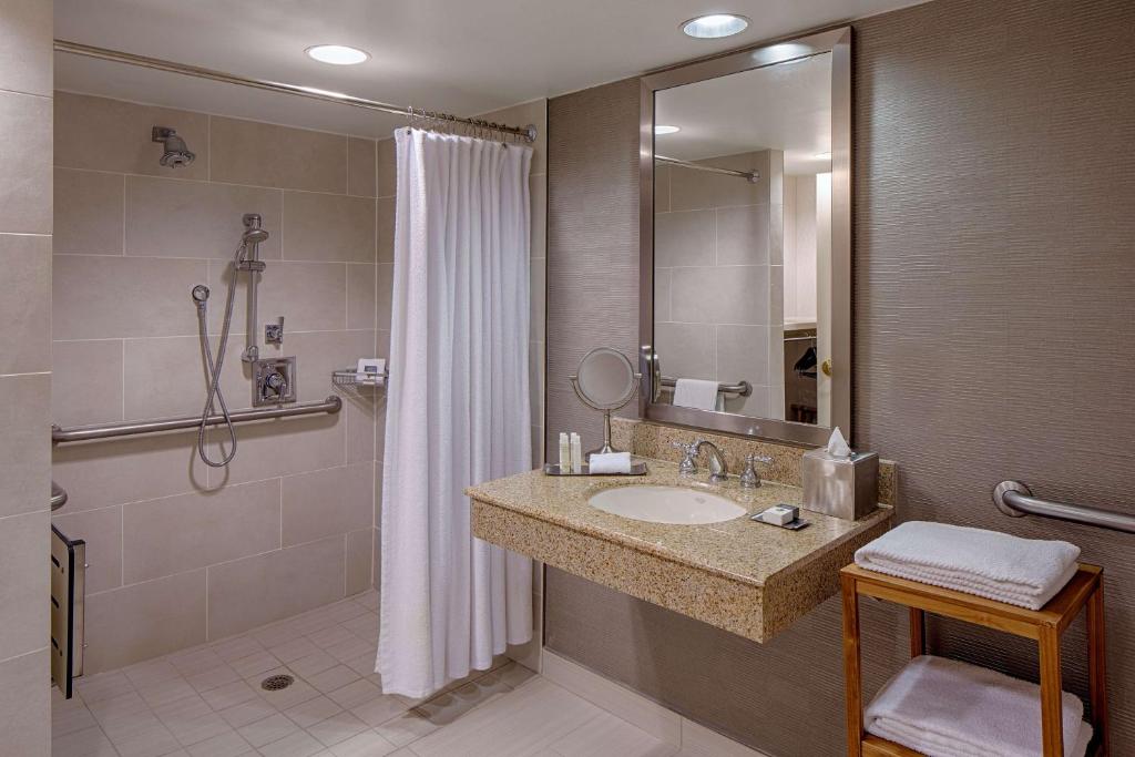 DoubleTree by Hilton Hotel Houston Greenway Plaza - Room Queen Con Dos Camas Queen Y Ducha Enrollable-acceso A Movilidad/no Fumar