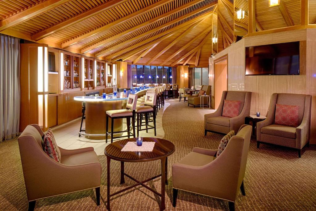 DoubleTree by Hilton Hotel Houston Greenway Plaza photo
