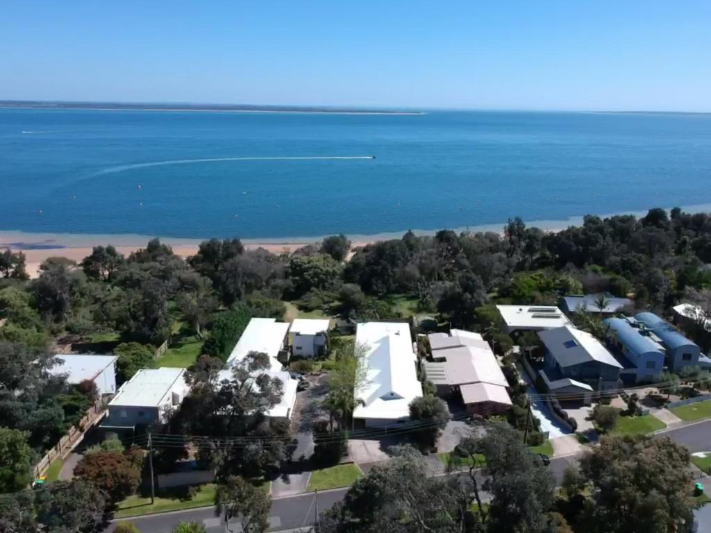 - une vue aérienne sur un complexe avec l'océan en arrière-plan dans l'établissement Beach Park Phillip Island - Apartments, à Cowes