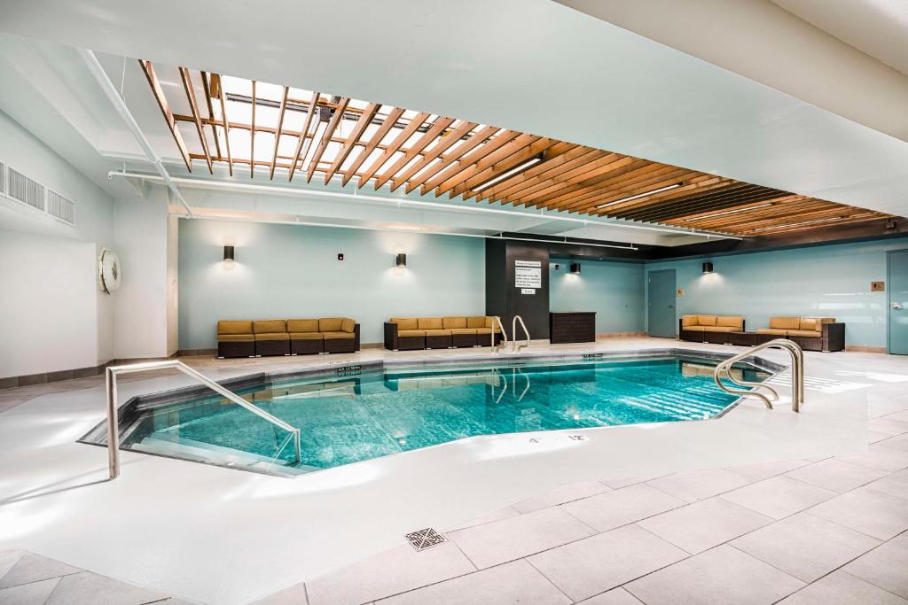 Embassy Suites by Hilton Indianapolis Downtown photo