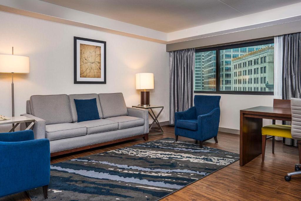 Embassy Suites by Hilton Indianapolis Downtown - Corner Suite With Two Double Beds