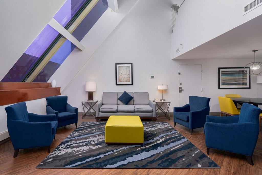 Embassy Suites by Hilton Indianapolis Downtown - One Bedroom Two-Level Suite