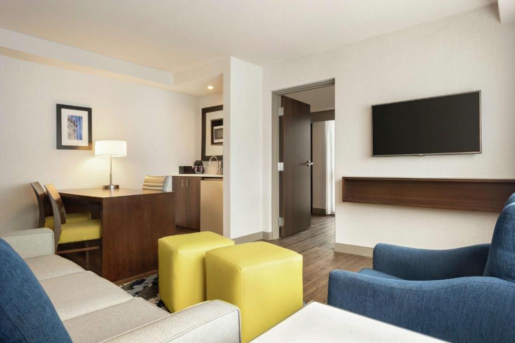 Embassy Suites by Hilton Indianapolis Downtown - Corner King Suite