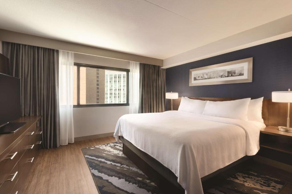 Embassy Suites by Hilton Indianapolis Downtown - King Suite With Roll-In Shower - Disability Access