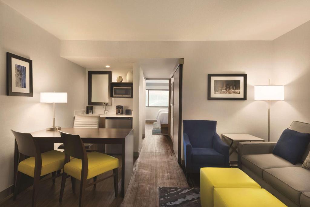 Embassy Suites by Hilton Indianapolis Downtown - Premium Suite With Two Double Beds