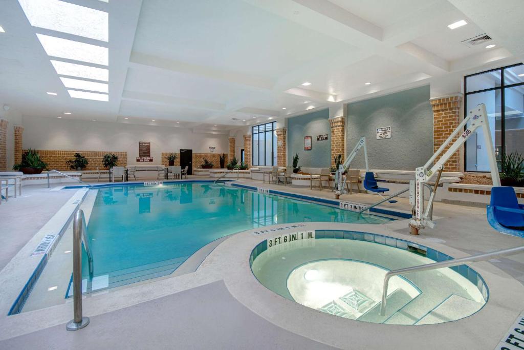 Embassy Suites by Hilton Jacksonville Baymeadows photo