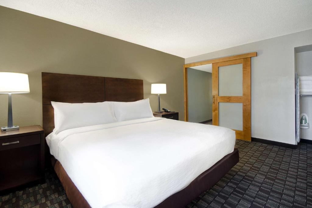 Embassy Suites by Hilton Jacksonville Baymeadows - 带有残疾/听力的国王室，可访问淋浴