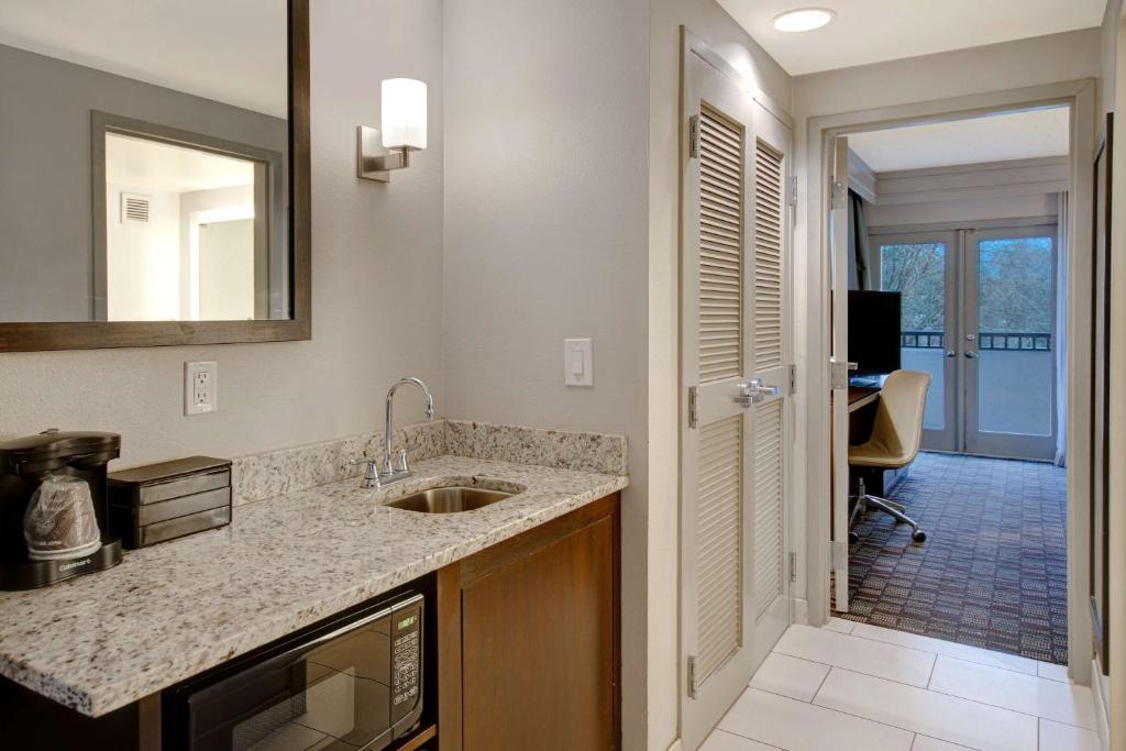 Embassy Suites by Hilton Jacksonville Baymeadows photo