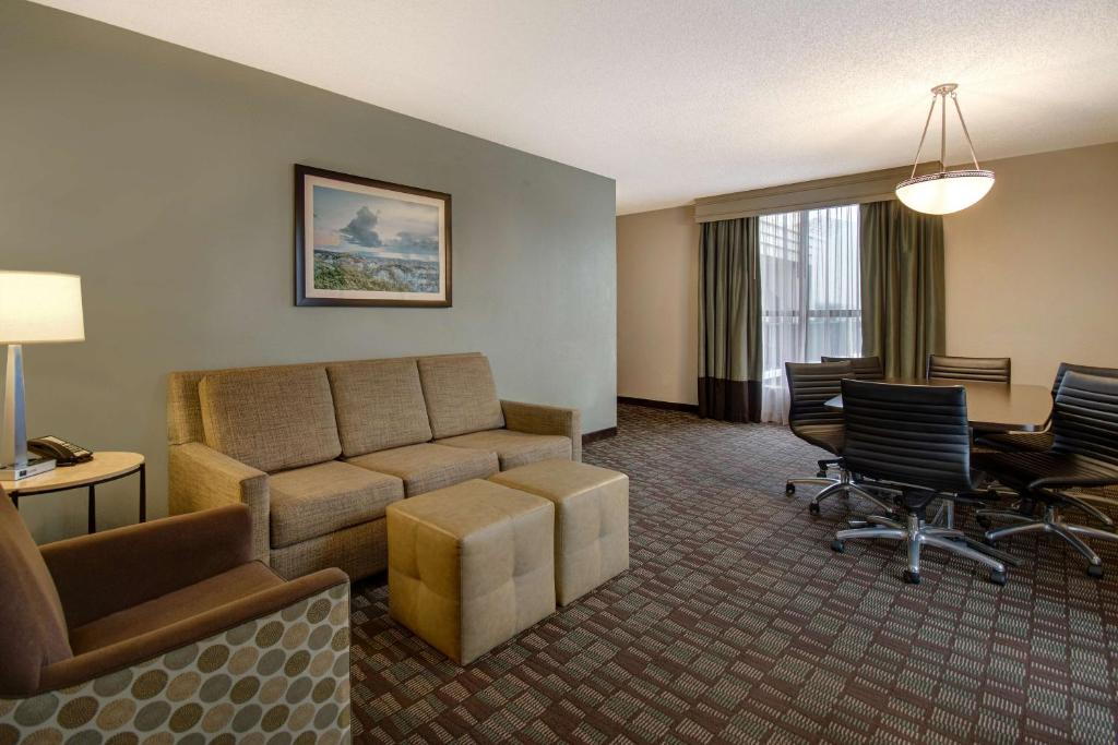 Embassy Suites by Hilton Jacksonville Baymeadows - Executive King Suite - South Wing