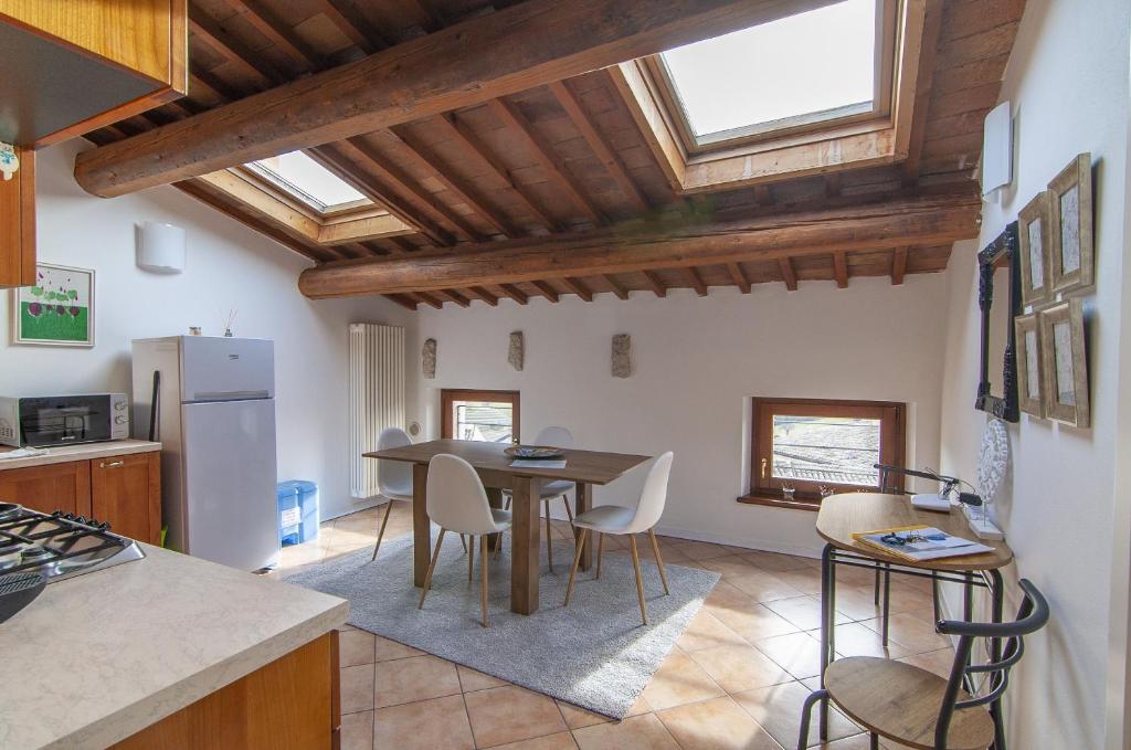a kitchen with a table and chairs in a room at Residence Belvedere ristrutturato vista Wifi in Caprino Veronese